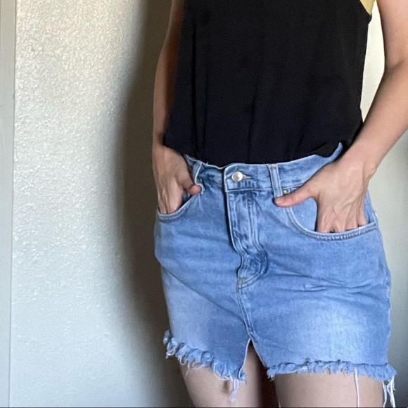 Forever 21 distressed raw hem denim button fly jean mini skirt Sz 30 - Picture 2 of 8